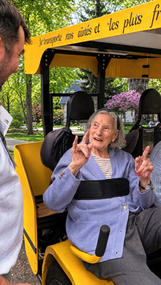 Une résidente souriante à bord du OuiCycle