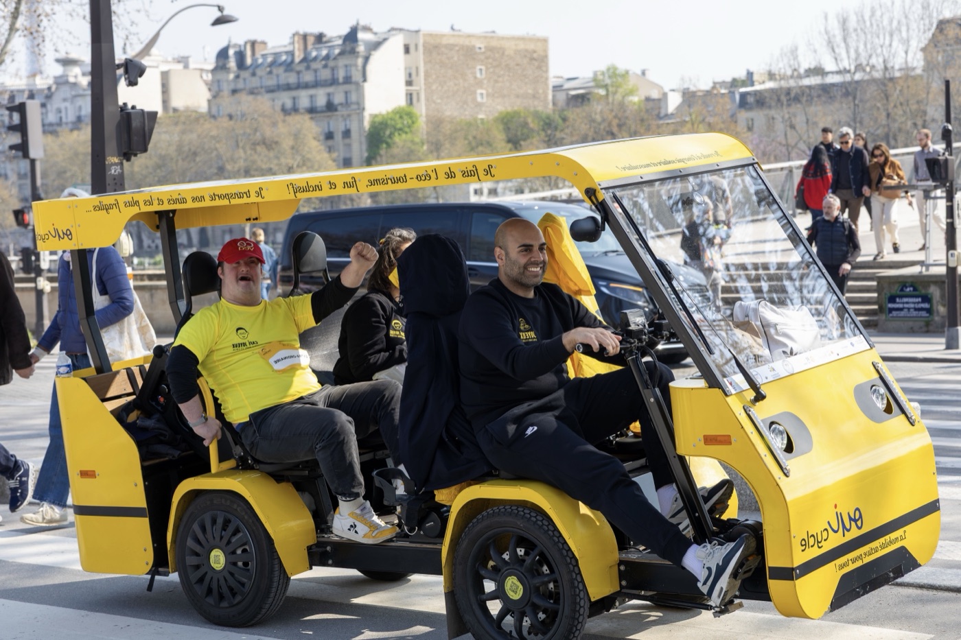 Passagers à bord du OuiCycle dans une rue de Paris